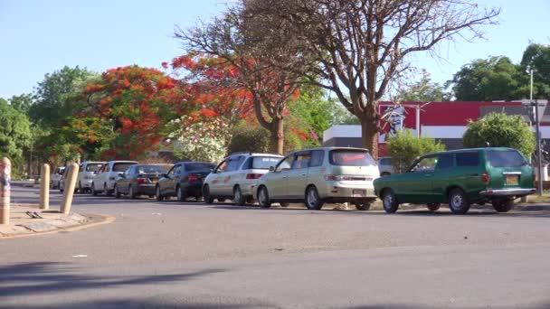 2018 Αυτοκίνητα Παρατάσσονται Για Βενζίνη Ένα Σταθμό Διανομής Καθώς Ελλείψεις — Αρχείο Βίντεο