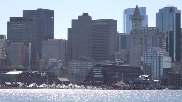 Estableciendo Skyline Boston Massachusetts Con Paseo Marítimo Chispeante Primer Plano — Vídeo de stock