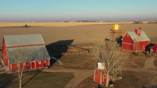 Eine Drohnen Luftaufnahme Über Einem Klassischen Schönen Bauernhof Und Scheunen — Stockvideo