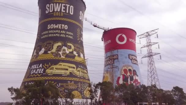 Pov Aus Einem Vorbeifahrenden Auto Mit Lackierten Kühltürmen Soweto Südafrika — Stockvideo