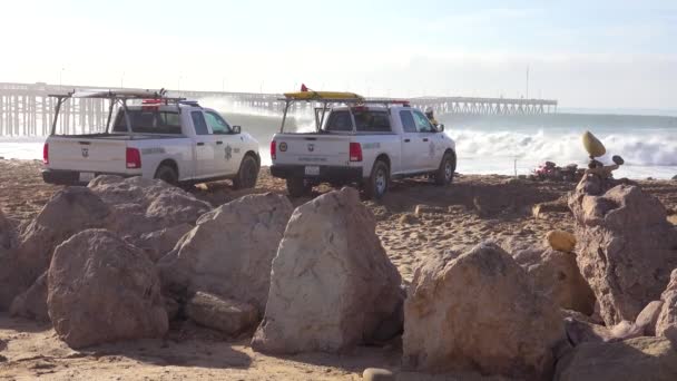 Riesige Meereswellen Krachen Während Eines Wintersturms Ventura Kalifornien Auf Die — Stockvideo