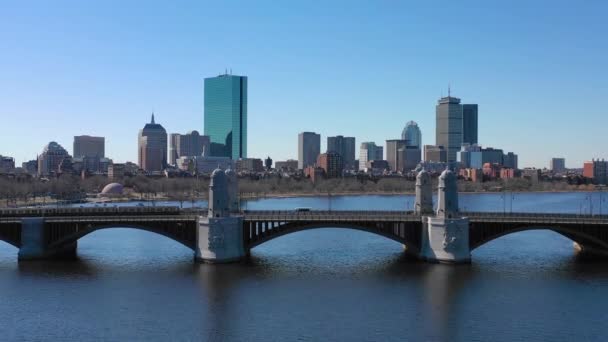 ボストンの空の都市スカイラインを確立するロングフェロー橋と地下鉄の列車の交差点 — ストック動画