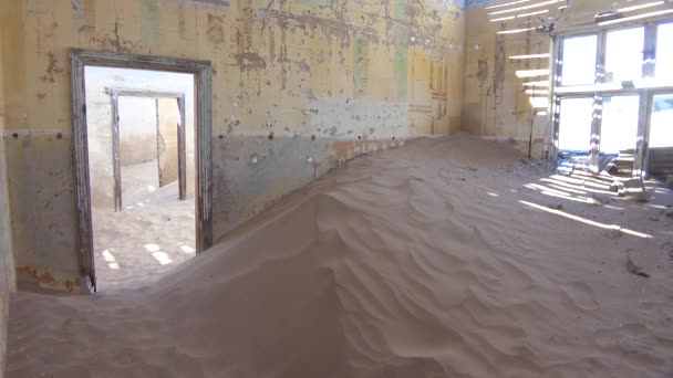 Areia Preenche Edifício Abandonado Cidade Fantasma Mineração Gem Kolmanskop Namíbia — Vídeo de Stock