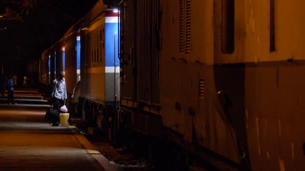 Passagerare Går Ombord Ett Nattåg Genom Afrika Stannar Vid Station — Stockvideo