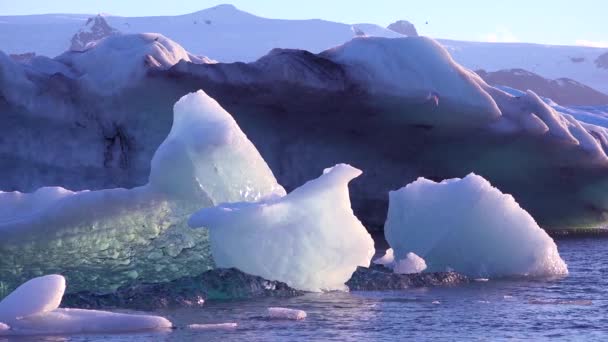 凍った北極 ジョクルサロン アイスランドの氷河ラグーンに氷が浮かび 地球温暖化を示唆している — ストック動画