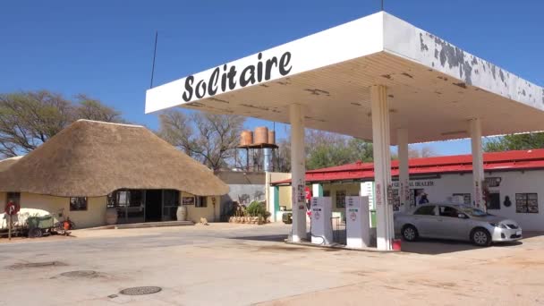 Pequena Cidade Solitaire Namíbia Oferece Posto Gasolina Pequeno Oásis Cercado — Vídeo de Stock