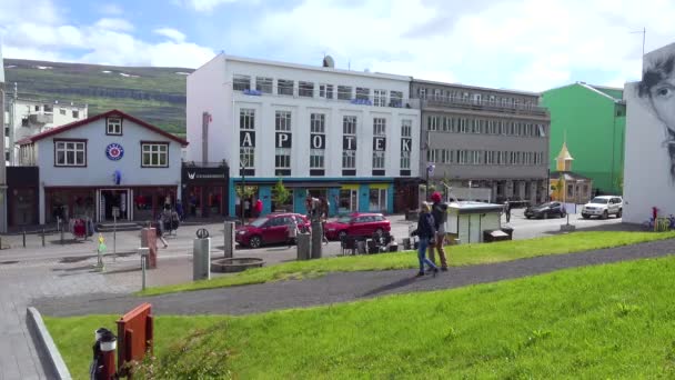 Mendirikan Ditembak Dari Jalan Jalan Kuno Akureyri Islandia — Stok Video