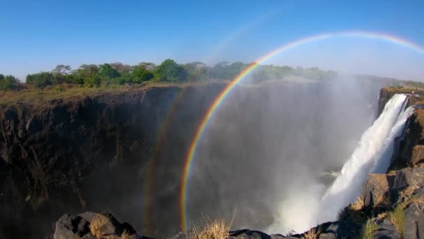 Turistler Şelalenin Kenarına Bir Göz Atmak Için Victoria Şelalesi Zambiya — Stok video