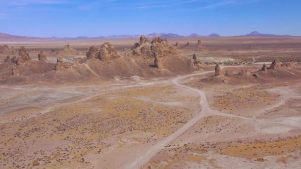 Krásná Anténa Nad Skalními Útvary Trona Pinnacles Mohavské Poušti Údolí — Stock video