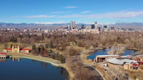 Denver Colorado Şehir Merkezinin Havası Şehir Parkındaki Büyük Gölden Yükseliyor — Stok video
