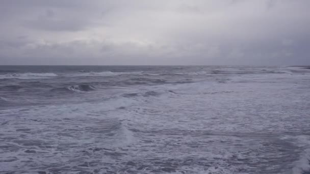 대서양에 폭풍우가 몰아치는 음산하고 스러운 풍경에 어두운 파도가 밀려오고 — 비디오