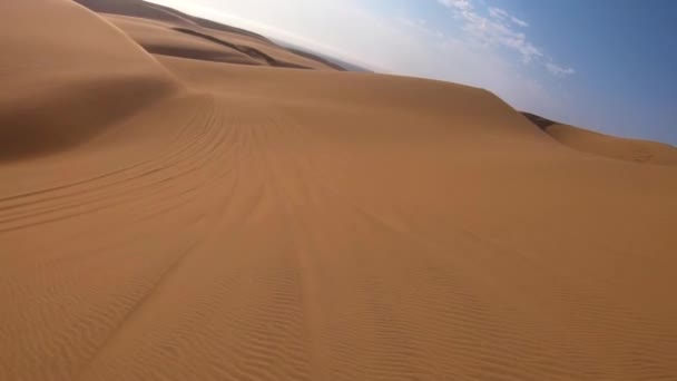 ナミビアのナミブ砂漠の深い砂と砂丘を通って移動サファリ車両の前から撮影ハメ撮り — ストック動画