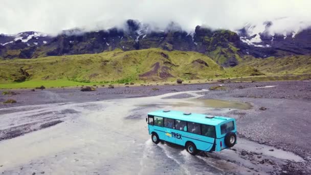アイスランドの高地の川を走るバスの上に空中 — ストック動画