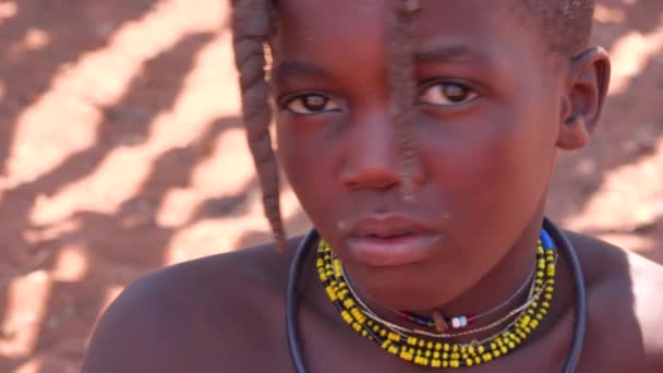 Vackra Fattiga Afrikanska Barn Himba Stammar Porträtt Titta Kameran Namibia — Stockvideo