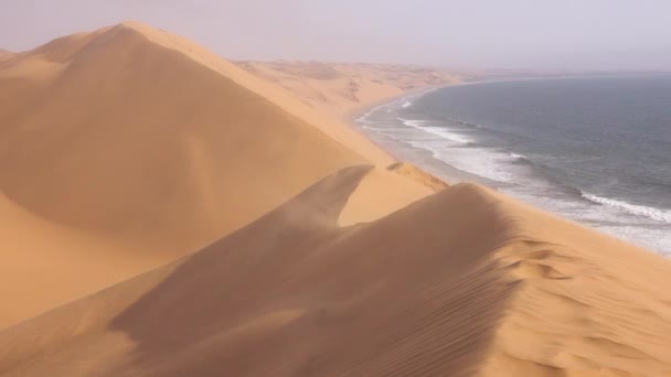 Hoge Winden Waaien Verbazingwekkende Zandduinen Van Namibische Woestijn Langs Skeletkust — Stockvideo