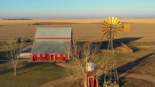 Een Drone Antenne Gevestigd Schot Een Klassieke Mooie Boerderij Boerderij — Stockvideo