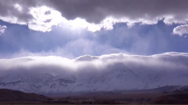 Dağın Tepesinde Güzel Bulut Oluşumları Whitney Kışın Sierra Nevada Dağlarında — Stok video