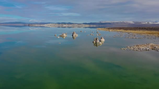 Krásná Inspirující Příroda Drone Vzduchu Přes Mono Lake Zimě Dokonalým — Stock video