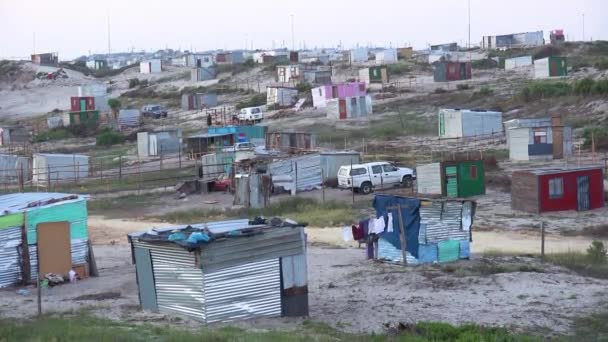 Goede Opname Van Uitgestrekte Plattelandsgemeenten Van Zuid Afrika Met Tinhutten — Stockvideo