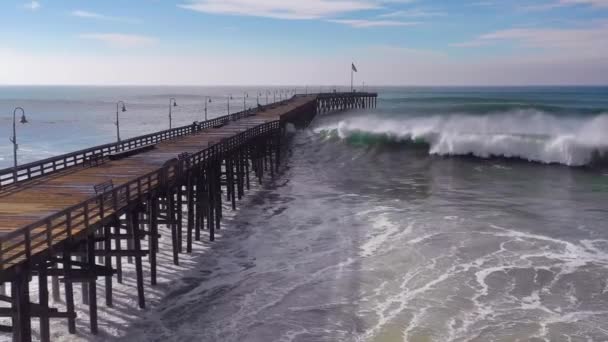 Aerial Huge Waves Rolling California Pier Ventura California Big Winter — Vídeo de stock