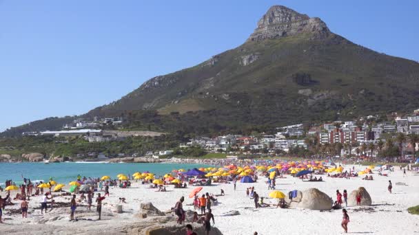 Establishing Shot Beautiful Busy Holiday Beach Scene Camps Bay Cape — Stock Video