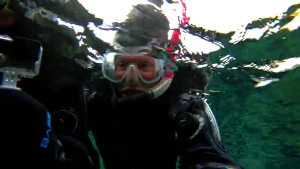 Mergulho Subaquático Snorkeling Filmagem Seguindo Fissura Meados Cume Atlântico Thingvellir — Vídeo de Stock