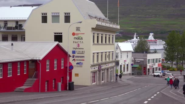 Mendirikan Ditembak Dari Jalan Jalan Kuno Akureyri Islandia — Stok Video