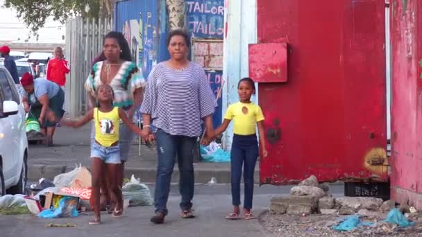 Lidé Chodci Auta Rušných Ulicích Jihoafrického Městského Ghetta Nebo Slumu — Stock video