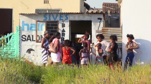 Müşteriler Gugulethu Kasabasında Bir Güzellik Salonunda Berber Çekiminde Toplandılar — Stok video