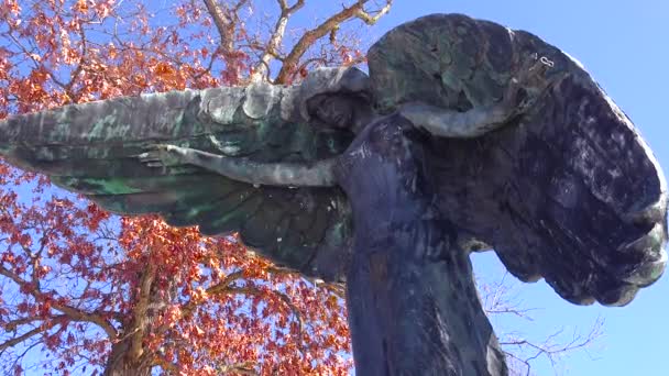 Жуткий Хэллоуин Гигантская Статуя Ангела Охраняет Кладбище Кладбище Этом Призрачном — стоковое видео