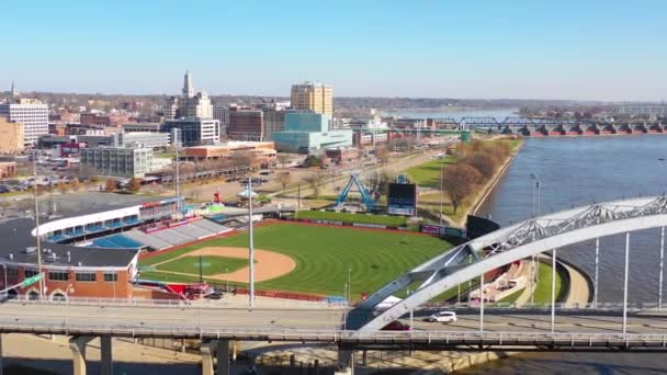 Dobrý Drone Anténa Zakládající Záběr Davenport Quad Města Iowa Popředí — Stock video