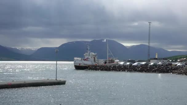 Barco Pesquero Está Atracado Puerto Islandia — Vídeo de stock