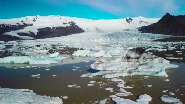 Eisberge treiben in einer Gletscherlagune — Stockvideo