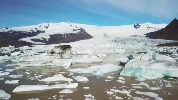 Langzame Antenne Enorme Gletsjerlagune Gevuld Met Ijsbergen Fjallsarlon Ijsland Suggereert — Stockvideo