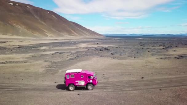 Aerial Rare Pink Land Rover 101 Driving Outback Highlands Desolate — Stock Video