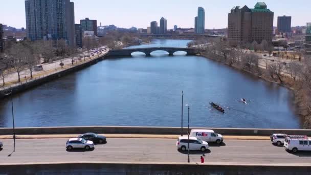 Vzduch Přes Mosty Řece Karlově Kampusu Harvardské Univerzity Veslařskou Posádkou — Stock video