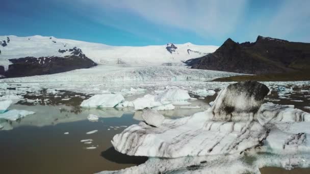 Aire Lento Través Laguna Glaciar Masiva Llena Icebergs Fjallsarlon Islandia — Vídeos de Stock