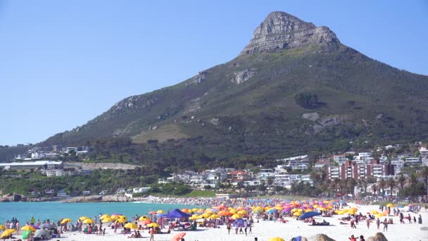 Создание Съемки Красивой Оживленной Пляжной Сцены Кэмпс Бэй Кейптаун Южная — стоковое видео