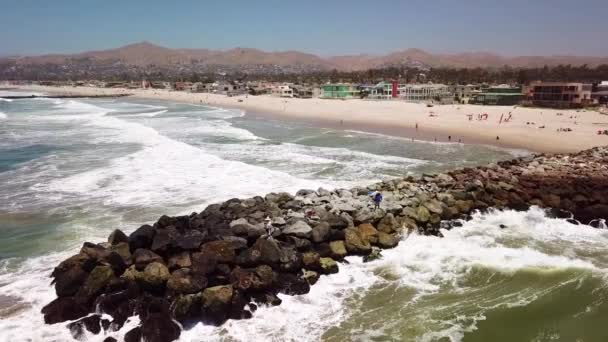 カリフォルニア州ベンチュラ港沖の大きな波と大きな海のうねりの間の防波堤の空中 — ストック動画