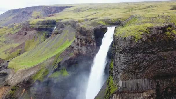 アイスランドのハイフォスの美しく素晴らしい滝の上に空中 — ストック動画