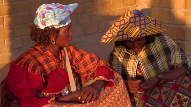 Duas Mulheres Tribais Herero Chapéus Planos Grandes Vestidos Uma Cidade — Vídeo de Stock