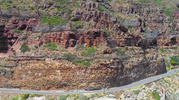 Aerial Shot Bicyclist Traveling Dangerous Narrow Mountain Road Ocean Chapmans — Stock Video