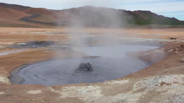 Una Piscina Fango Bollente Una Zona Geotermica Lungo Una Strada — Video Stock