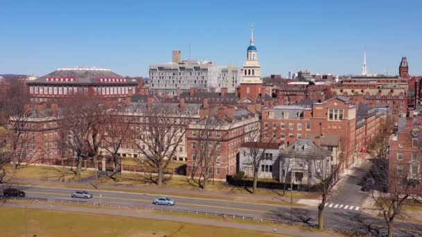 ハーバード大学キャンパスとケネディスクールの上空 — ストック動画