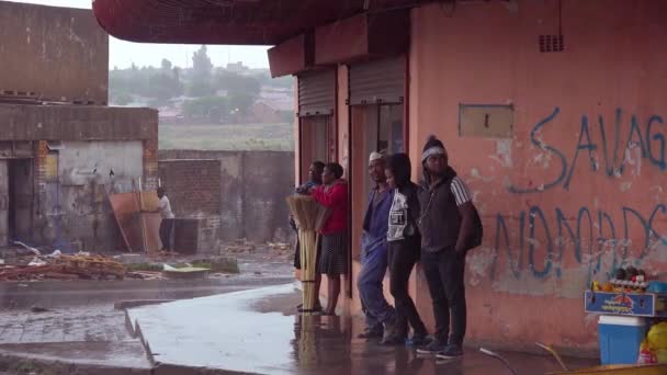 People Wait Rain Street Corner Soweto Township South Africa — Stock Video