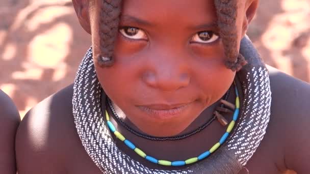 Vackra Fattiga Afrikanska Barn Himba Stammar Porträtt Titta Kameran Namibia — Stockvideo
