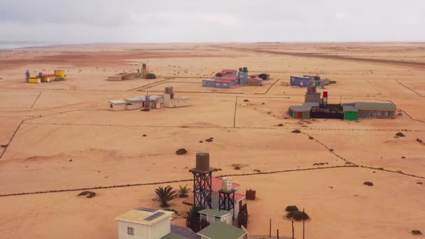 Aérea Sobre Extraño Yermo Solitario Post Apocalíptico Asentamiento Junto Playa — Vídeo de stock