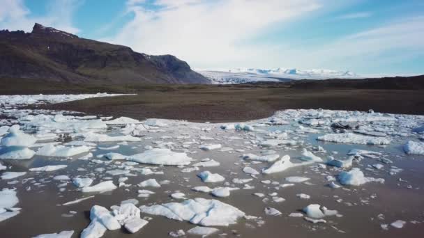 Slow Aéreo Através Lagoa Geleira Maciça Cheia Icebergs Fjallsarlon Islândia — Vídeo de Stock