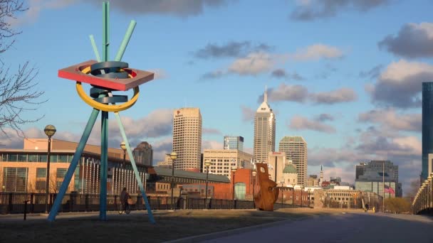 Beautiful Establishing Shot Indianapolis Indiana Modern Sculpture Foreground — Stock Video