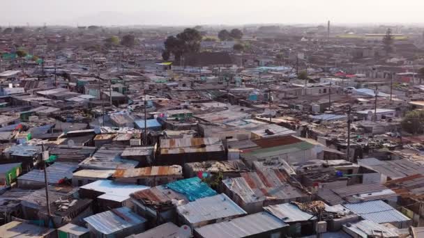 Vzduch Nad Zchátralými Cínovými Střechami Gugulethu Jednoho Chudých Slumů Ghetta — Stock video